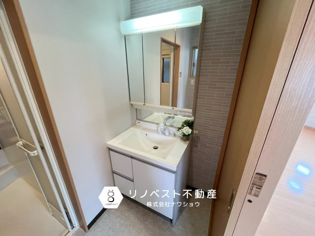 東大阪市末広町の洗面所|洗面台の横には収納棚を置くスペースがございます。