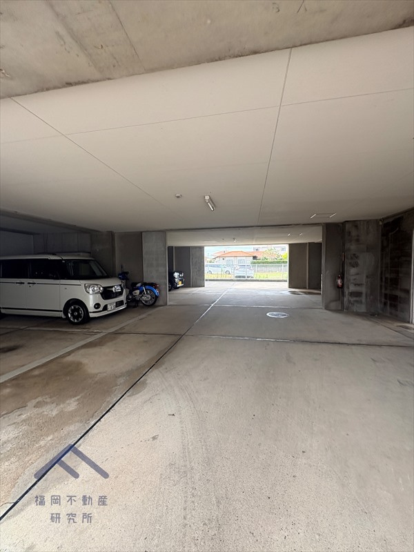 ロワールマンション周船寺の駐車場