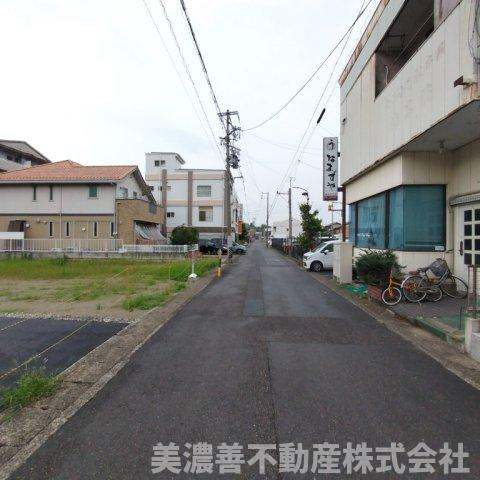 ６７２０６　岐阜市織田塚町２丁目土地の前面道路含む現地写真