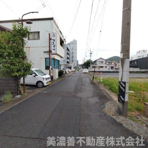 ６７２０６　岐阜市織田塚町２丁目土地の前面道路含む現地写真