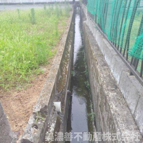６７２０６　岐阜市織田塚町２丁目土地の前面道路含む現地写真