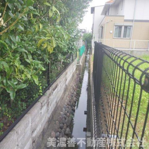 ６７２０６　岐阜市織田塚町２丁目土地の前面道路含む現地写真