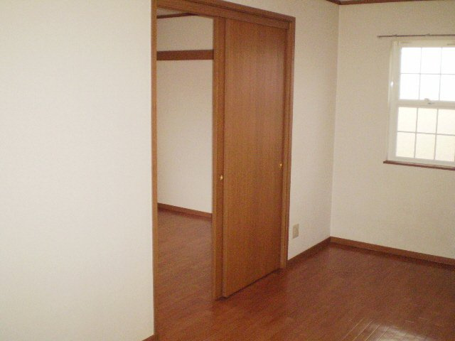 ルメール藤原Ⅰ・Ⅱ・Ⅲの居間・リビング|こちらのドアは引き戸ですね