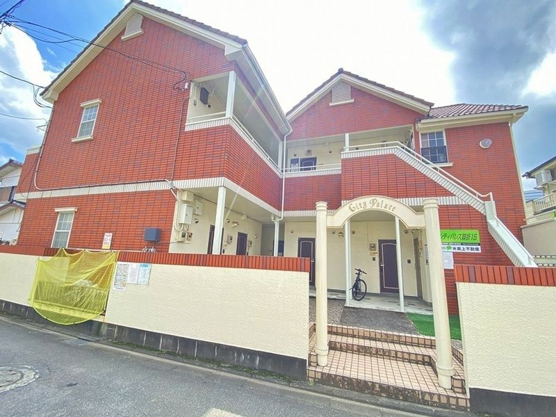 鶴ヶ島市大字脚折のアパートのエントランス
