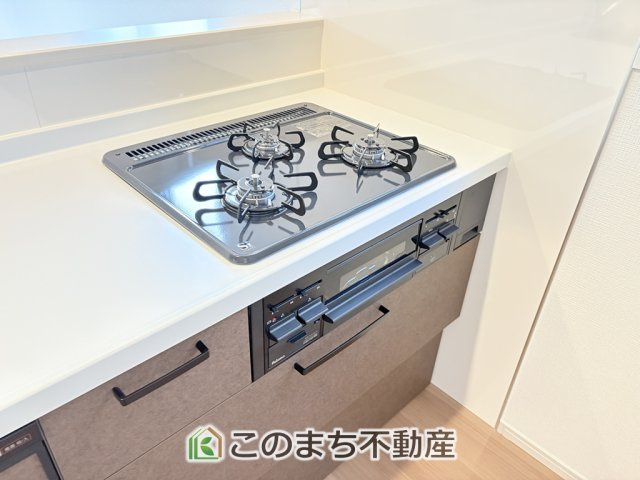 リガーレ宇都宮市石井町6期のキッチン|三ツ口コンロ採用で、同時調理もスムーズ◎！お料理を並べられるカウンター付きで、配膳・片付けをサポート！リビングで過ごすご家族とコミュニケーションを楽しみながら作業可能です♪