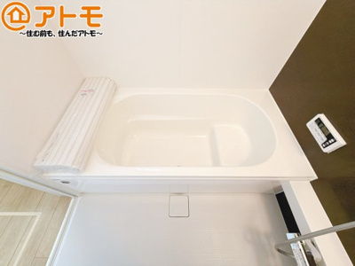【浴室】 | 葵区川合1期　新築戸建　全1棟 | お子様やお年寄りが使いやすいだけでなく、半身浴にも便利なベンチタイプの湯舟です。お湯の節約にも！