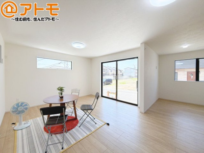 【居間・リビング】 | 葵区川合1期　新築戸建　全1棟 | 日当たりのよいリビングは、一年を通してぽかぽかとしています。家族が自然と集まる空間になりそうですね♪