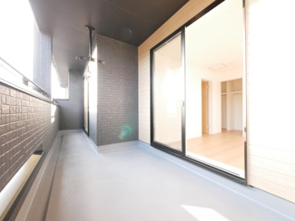 【バルコニー】 | 甲斐市富竹新田 オール電化新築戸建 車3台・長期優良住宅 | 屋根付きインナーバルコニー