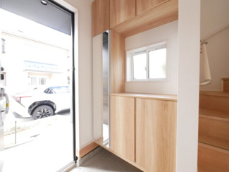 【玄関】 | 甲斐市富竹新田 オール電化新築戸建 車3台・長期優良住宅 | 大きな下駄箱付き玄関