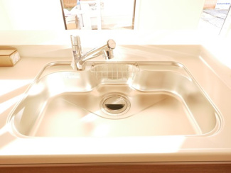 【キッチン】 | 甲斐市富竹新田 オール電化新築戸建 車3台・長期優良住宅 | 浄水器一体型水栓付きシンク