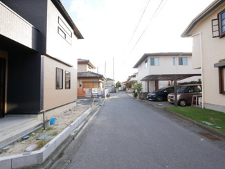 【前面道路含む現地写真】 | 甲斐市富竹新田 オール電化新築戸建 車3台・長期優良住宅 | 前面道路　幅員4.7m