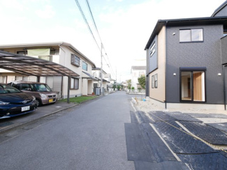 【前面道路含む現地写真】 | 甲斐市富竹新田 オール電化新築戸建 車3台・長期優良住宅 | 前面道路　幅員4.7m