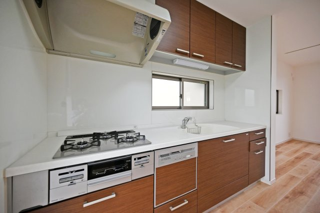 西宮市上ケ原四番町中古戸建│4LDK＋駐車1台可のキッチン|食後の後片付けをサポートしてくれる食洗機付き。洗い物の時間を短縮できるので、家族との時間や自分の時間をもっと大切にできます。