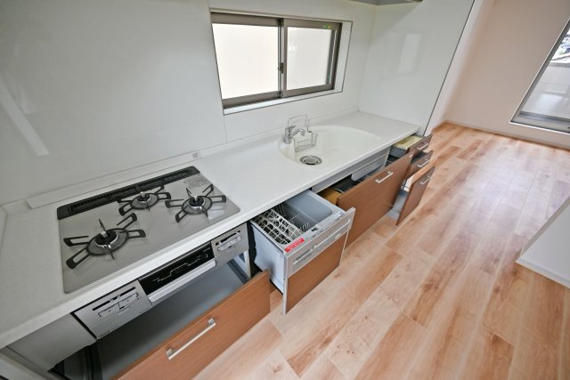 西宮市上ケ原四番町中古戸建│4LDK＋駐車1台可のキッチン|上下にたっぷり収納を備えたキッチン。調理器具や食器、食品ストックまで整理しやすく、すっきりとした空間を保てます。
