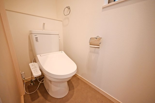 西宮市上ケ原四番町中古戸建│4LDK＋駐車1台可のトイレ|1階・2階の2か所にトイレを設置。朝の忙しい時間帯や来客時も使い分けができます。混み合いやすい時間帯もスムーズに使え、暮らしにゆとりが生まれます。
