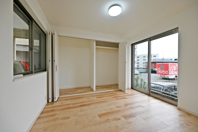 西宮市上ケ原四番町中古戸建│4LDK＋駐車1台可の洋室|-1階洋室7.5帖-
収納付きなので、衣類や季節用品もすっきり整理しやすい洋室。お部屋を広く使いやすく、快適な空間を保てます。