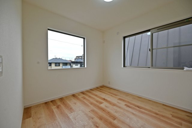 西宮市上ケ原四番町中古戸建│4LDK＋駐車1台可の洋室|-3階洋室4.7帖-
書斎や趣味のお部屋としても使いやすい4.7帖。ライフスタイルに合わせて、自分だけの落ち着ける空間をつくれます。
