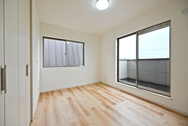 西宮市上ケ原四番町中古戸建│4LDK＋駐車1台可の洋室|-3階洋室6.0帖-
2面採光ならではの開放感が魅力の6.0帖洋室。長方形で家具も配置しやすく、明るさと使いやすさを兼ね備えています。