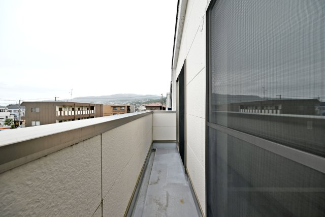 西宮市上ケ原四番町中古戸建│4LDK＋駐車1台可のバルコニー|3階バルコニー
お天気の良い日にはバルコニーに出てグッと伸びをしたり、深呼吸をしてリフレッシュもいいですね！