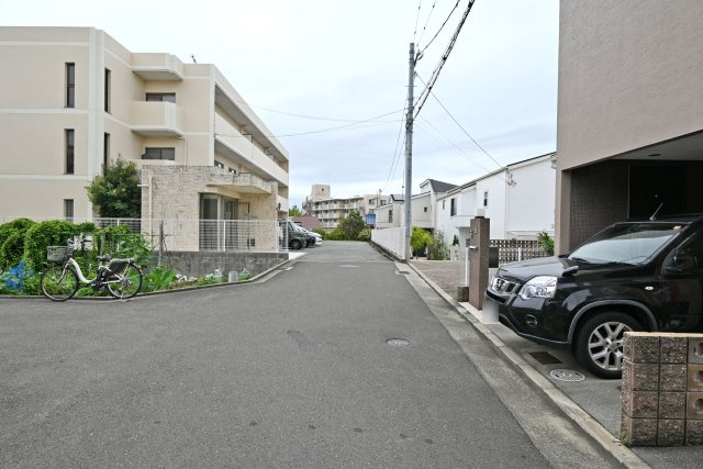 西宮市上ケ原四番町中古戸建│4LDK＋駐車1台可の前面道路含む現地写真|前面道路は北側4.4ｍ私道です。