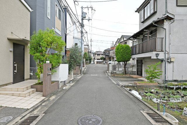 西宮市上ケ原四番町中古戸建│4LDK＋駐車1台可の前面道路含む現地写真|前面道路は北側4.4ｍ私道です。