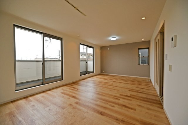 西宮市上ケ原四番町中古戸建│4LDK＋駐車1台可の居間・リビング|18.5帖のゆとりある2階LDK。視界が広がる開放的な空間で、家族団らんはもちろん、友人を招いてもゆったり過ごせる心地よいリビングです。