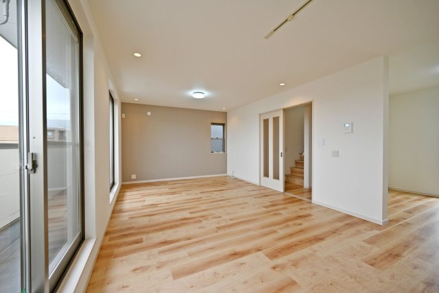 西宮市上ケ原四番町中古戸建│4LDK＋駐車1台可の居間・リビング|料理をしたり、食事を楽しんだり、くつろいだり。家族が自然と集まる18.5帖のLDKは、毎日の何気ない時間を心地よく彩ってくれる空間です。