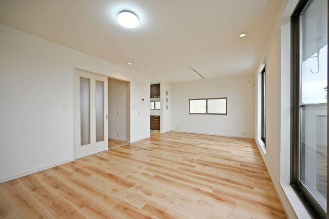 西宮市上ケ原四番町中古戸建│4LDK＋駐車1台可の居間・リビング|ダイニングとリビングをゆったりレイアウト可能。家具選びの幅も広がり、自分らしい空間づくりを楽しめます。
