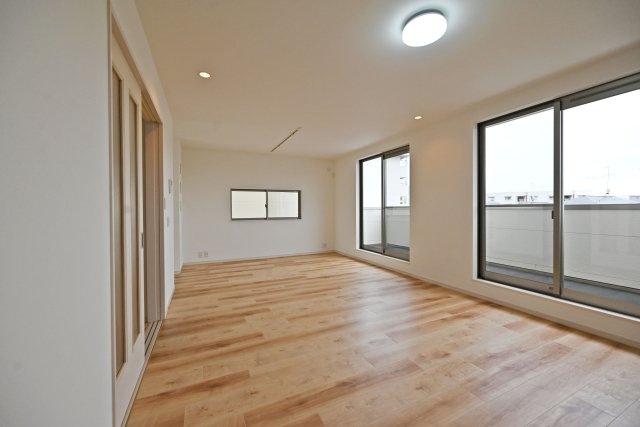 西宮市上ケ原四番町中古戸建│4LDK＋駐車1台可の居間・リビング|2階リビングならではの明るさが魅力。大きな窓から自然光がたっぷり差し込み、朝から気持ちよく過ごせる、居心地の良い空間が広がります。