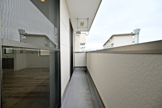 西宮市上ケ原四番町中古戸建│4LDK＋駐車1台可のバルコニー|天気の良い日は外の風を感じながらリフレッシュ。読書や植物のお手入れなど、暮らしの楽しみが広がるバルコニーです◎