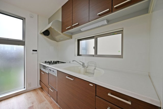 西宮市上ケ原四番町中古戸建│4LDK＋駐車1台可のキッチン|壁付けキッチンを採用することで、LDKを広々と活用できます。ダイニングスペースをゆったり確保しやすく、家具のレイアウトも自由に楽しめます。