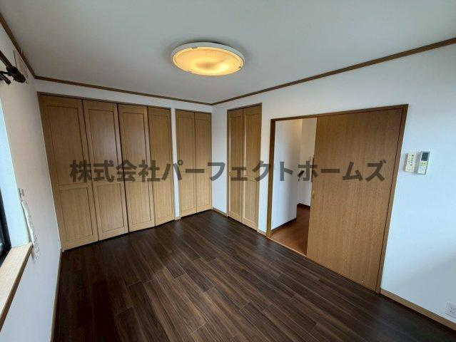 星田山手2丁目戸建　賃貸の洋室|きれいな洋室です