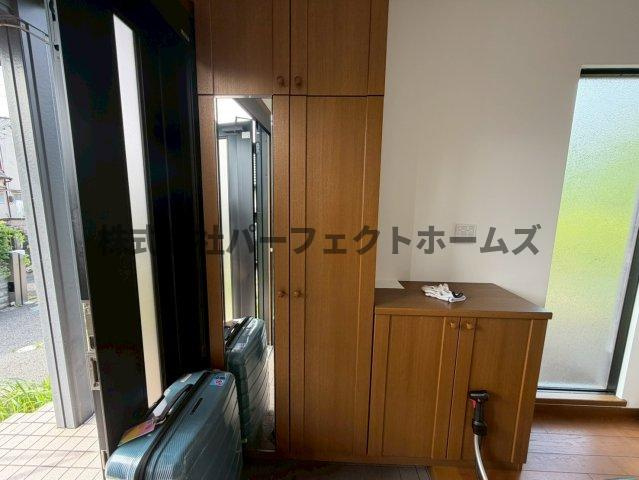 星田山手2丁目戸建　賃貸の内装|明るい室内です