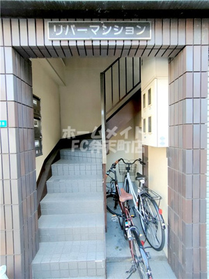 【エントランス】 | リバーマンション | 落ち着いたエントランスです