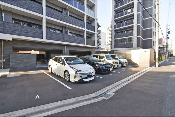 エステムコート名古屋新栄Ⅴラポールの駐車場