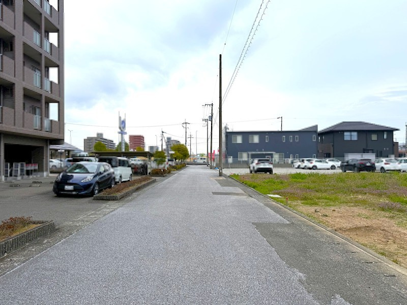 「敷地約52坪」高知市高そねC号地　建築条件付き売土地の前面道路含む現地写真|見通しのいい全面道路。