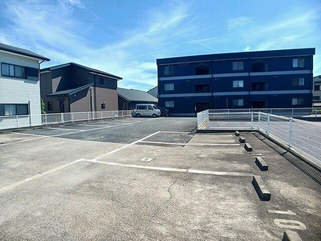 ロジュマン本城の駐車場