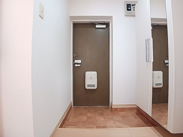 ロジュマン本城の玄関