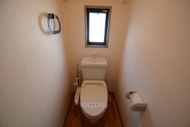 温水洗浄便座付きのトイレです♪