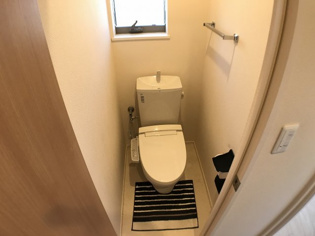 温水洗浄便座付きのトイレです♪