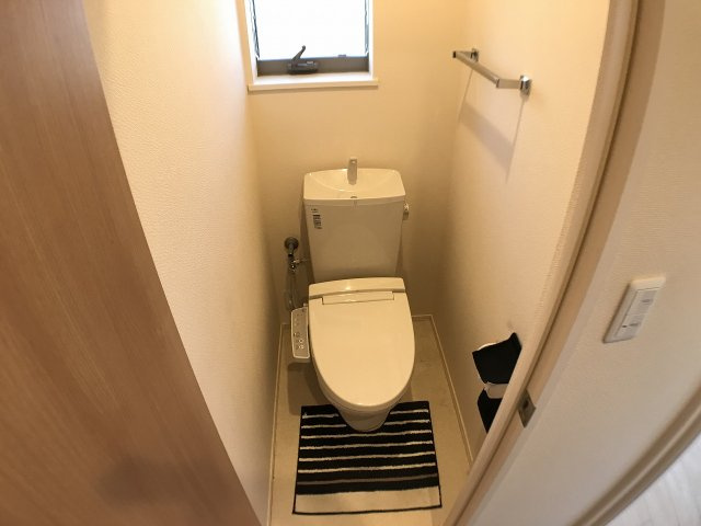 温水洗浄便座付きのトイレです♪