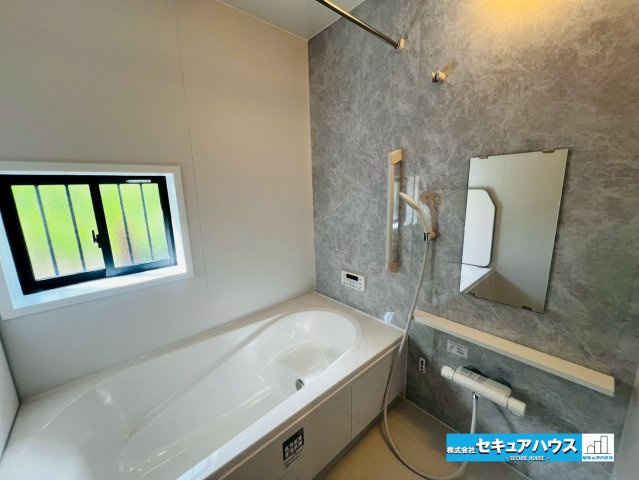 【本日ご案内可能】大府市米田町4丁目　全4棟の浴室|【浴室】
◆アクセントパネルで落ち着きのある雰囲気を演出します。毎日の疲れを癒やすバスタイムをお楽しみ下さい！
◆窓付きで、カビの繁殖を抑える効果があります。
◆追い炊き機能を備えたオートバスです。　