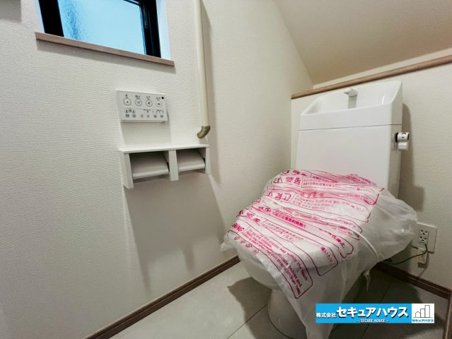 【本日ご案内可能】大府市米田町4丁目　全4棟のトイレ|【高機能トイレ】
◆高機能トイレの多くは便器のフタの開閉が自動であり、使用後に手動で水を流す面倒もなく非常に便利です。スタイリッシュな見た目で、お掃除しやすく、節水効果が高いです。　　　　　　　　　　