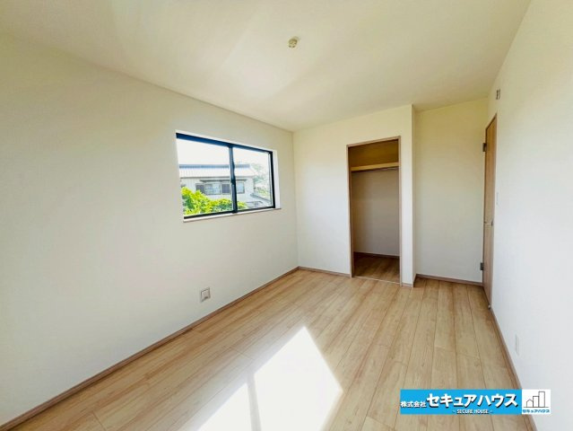 【本日ご案内可能】大府市米田町4丁目　全4棟の洋室|【洋室7帖】
◆広々とした居住空間は日々の暮らしを彩り、心のやすらぎと満足感を与えてくれます。通風と採光を考慮した設計は子供たちはのびのび育ち、家族でくつろぎと団らんを生み出します。　　　　　　　　　