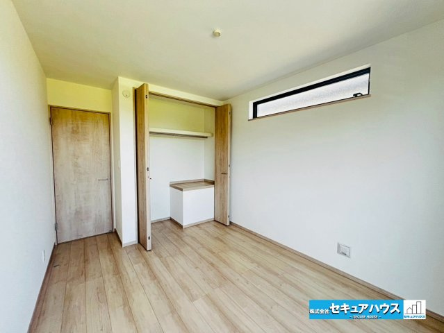【本日ご案内可能】大府市米田町4丁目　全4棟の洋室|【洋室6帖】
◆家族一人ひとりの大切なプライベート空間。趣味に合わせて使って頂けるようシンプルに仕上げてあります。暮らし心地を大きく左右する収納を、適材適所に配置し使い勝手を考慮しました。　　　　　　