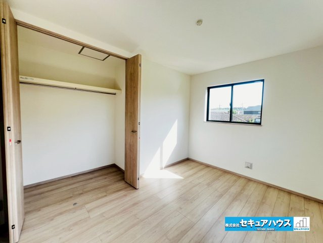 【本日ご案内可能】大府市米田町4丁目　全4棟の洋室|【洋室6帖】
◆お子様のお部屋や主寝室、来客時の宿泊室、趣味のお部屋としてもご利用いただけます♪
◆全居室収納付きのため各居室ごとにお洋服や荷物をしまうことができます。