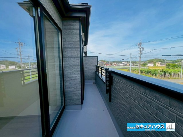 【本日ご案内可能】大府市米田町4丁目　全4棟のバルコニー|【バルコニー】
◆見晴らしもよく、太陽の温かな温もりをめいっぱい受け止めてくれます。
太陽の光と爽やかな風を受けたお洗濯物はあっという間に乾き、取りこむ時には太陽の匂いを感じられそうですね。　　　　　