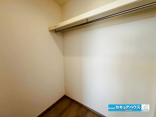 【本日ご案内可能】大府市米田町4丁目　全4棟の収納|【洋室7帖のウォークインクローゼット】
◆扉のないウォークインクローゼットには、通気性がよく湿気やカビを防げる、扉の開閉スペースが不要で空間を広く使えるなどのメリットがあります。　　　　　　　　　　　