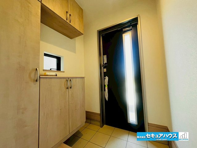 【本日ご案内可能】大府市米田町4丁目　全4棟の玄関|【玄関】
◆採光・通風にも配慮された設計で毎日明るい空間をキープします♪
◆玄関には収納豊富なシューズボックスが設置されています。家族の靴もすっきりと片付きます。
◆ダブルロックキーで防犯面も安心♪　