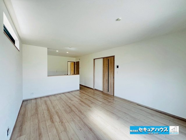 【本日ご案内可能】大府市米田町4丁目　全4棟の洋室|【LDK16帖】
◆通学から帰宅し、リビングルームで会話を楽しむ子ども達。リビングから臨む景色は太陽色に染まり、解放感溢れゆったりとしたひと時を過ごすことが出来る素敵な空間です。　　　　　　　　　　　